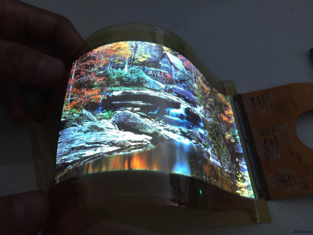 ���x��늳ɹ��c���Ї��׿�5.6��WQHD����AMOLED�@ʾ��