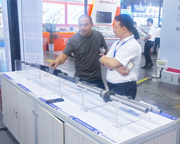 �߾��ȝL�錧܉���t���O���еĶ�Ԫ���È���