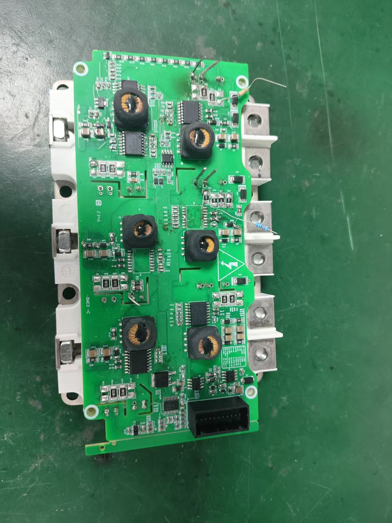 ̼���裨SiC)ģ�K���a��1700V�İ˷N���b��������Դ800V������늉�ϵ�y