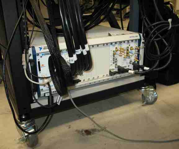 ���ܿ����a�h����ʹ��LabVIEW��NI TestStand��PXI�yԇ�t��Ѫ�ǃx���ȍu��ݔ��ϵ�y